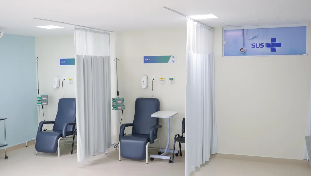 A área de espera conta com 14 poltronas para a administração de medicamentos