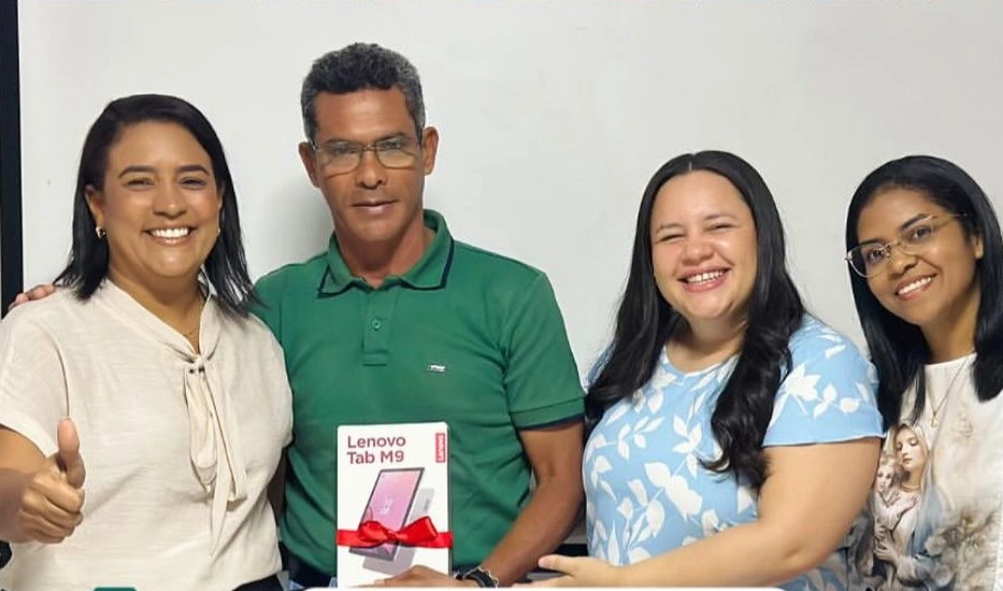A Prefeitura Municipal de Lagoa do Piauí realizou a entrega de tablets a profissionais