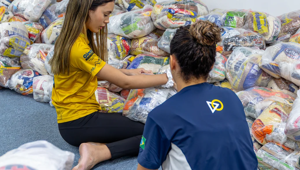 Alunos organizam as doações arrecadadas na escola antes da entrega às instituições beneficiadas.