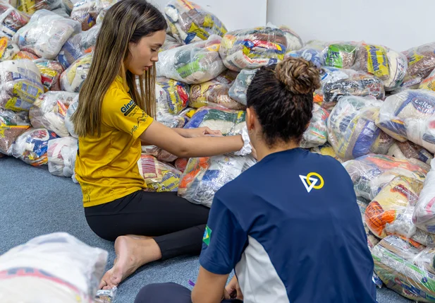 Alunos organizam as doações arrecadadas na escola antes da entrega às instituições beneficiadas.