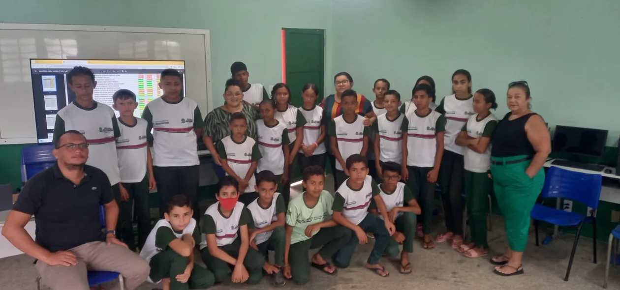 Alunos reunidos para identificar as defasagens de conteúdo