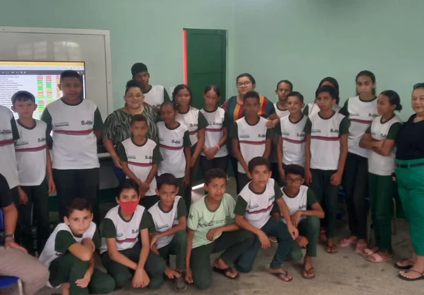 Alunos reunidos para identificar as defasagens de conteúdo
