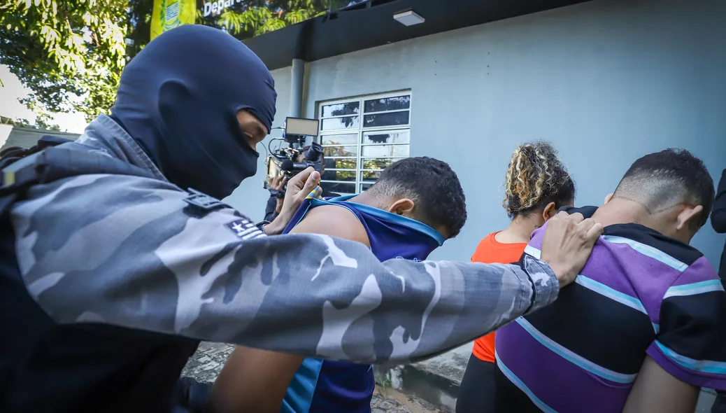 Alvos detidos na sede do DENARC