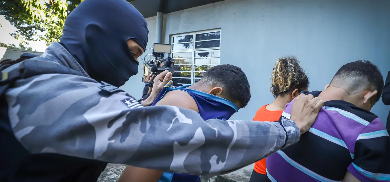 Alvos detidos na sede do DENARC