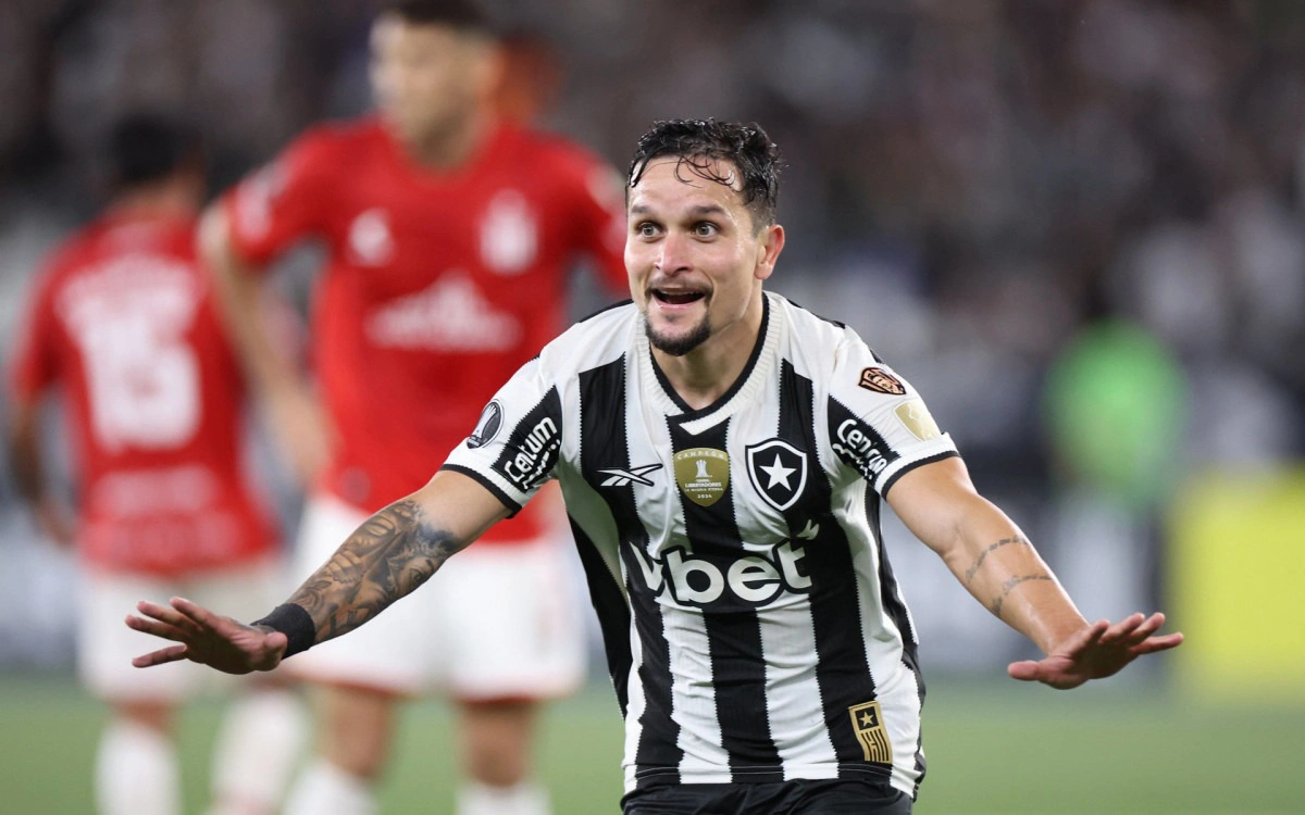 Artur marcou no fim e foi o herói da vitória do Botafogo sobre o Estudiantes