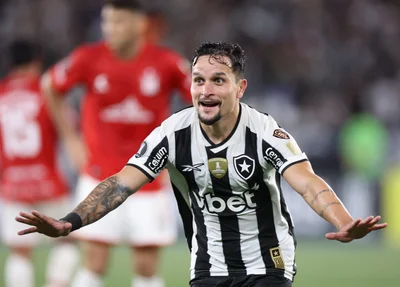 Artur marcou no fim e foi o herói da vitória do Botafogo sobre o Estudiantes
