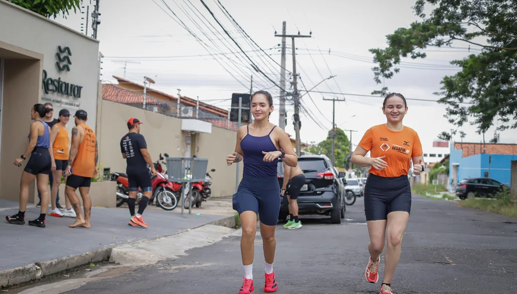 Atletas em treino coletivo na Clínica de Fisioterapia Restaurar