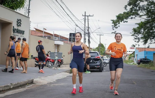 Atletas em treino coletivo na Clínica de Fisioterapia Restaurar