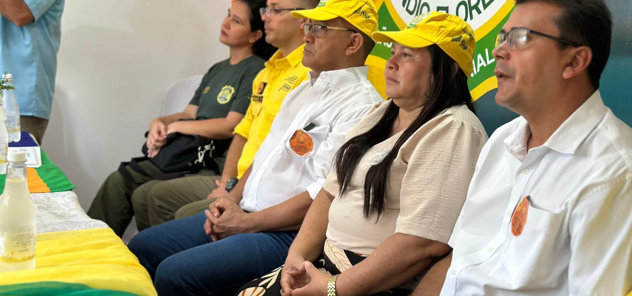 Autoridades presentes na solenidade de inauguração