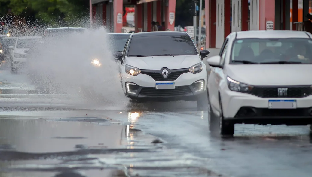 Avenida Presidente Kennedy durante a chuva