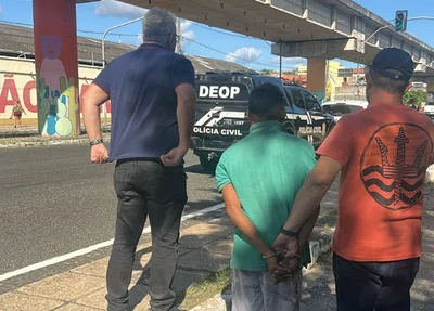Batoré sendo conduzido por policiais civis