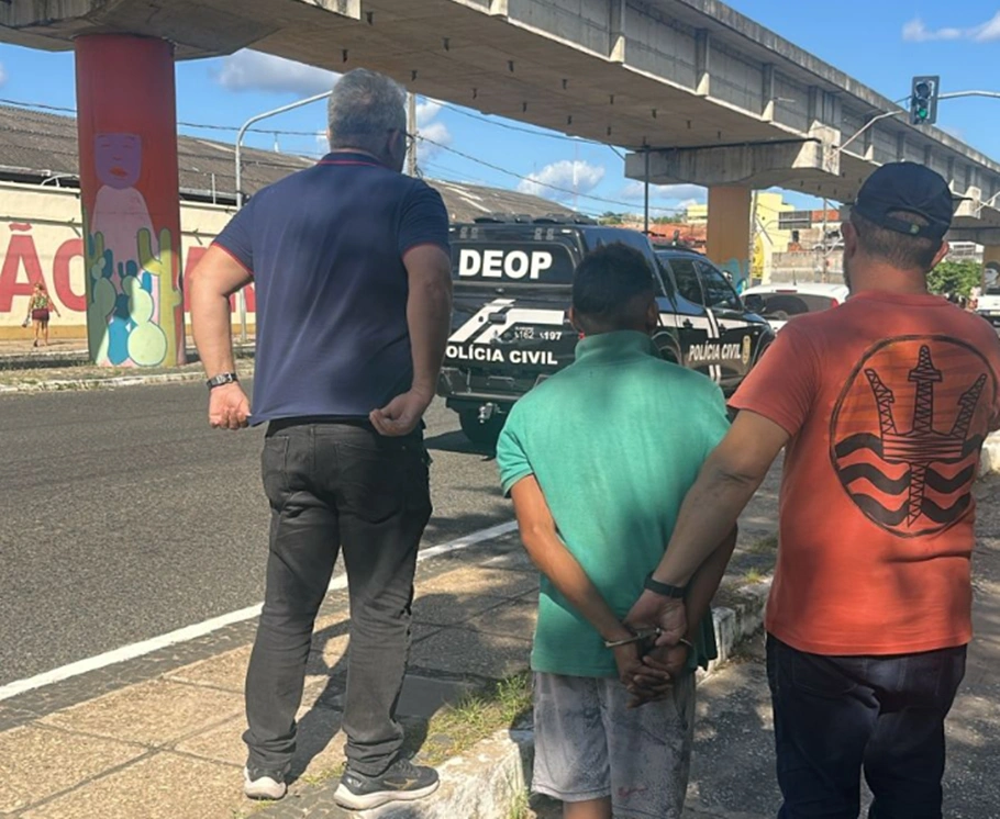 Batoré sendo conduzido por policiais civis