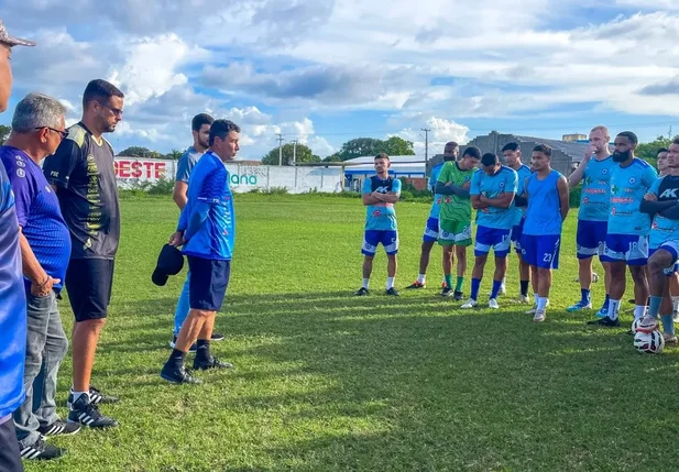 Betinho tem 1º contato com o elenco do Parnahyba e inicia trabalhos