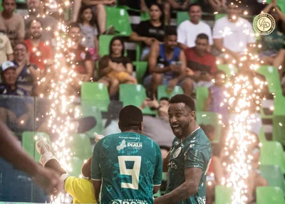 Biskui e Jé comemorando a calssificação do Atlético Piauiense