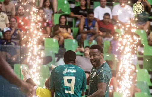 Biskui e Jé comemorando a calssificação do Atlético Piauiense