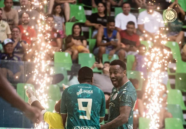Biskui e Jé comemorando a calssificação do Atlético Piauiense