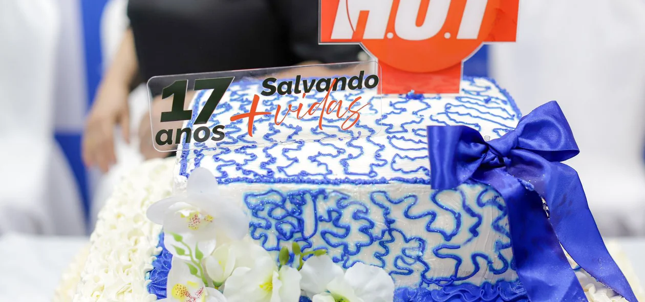 Bolo de aniversário do HUT