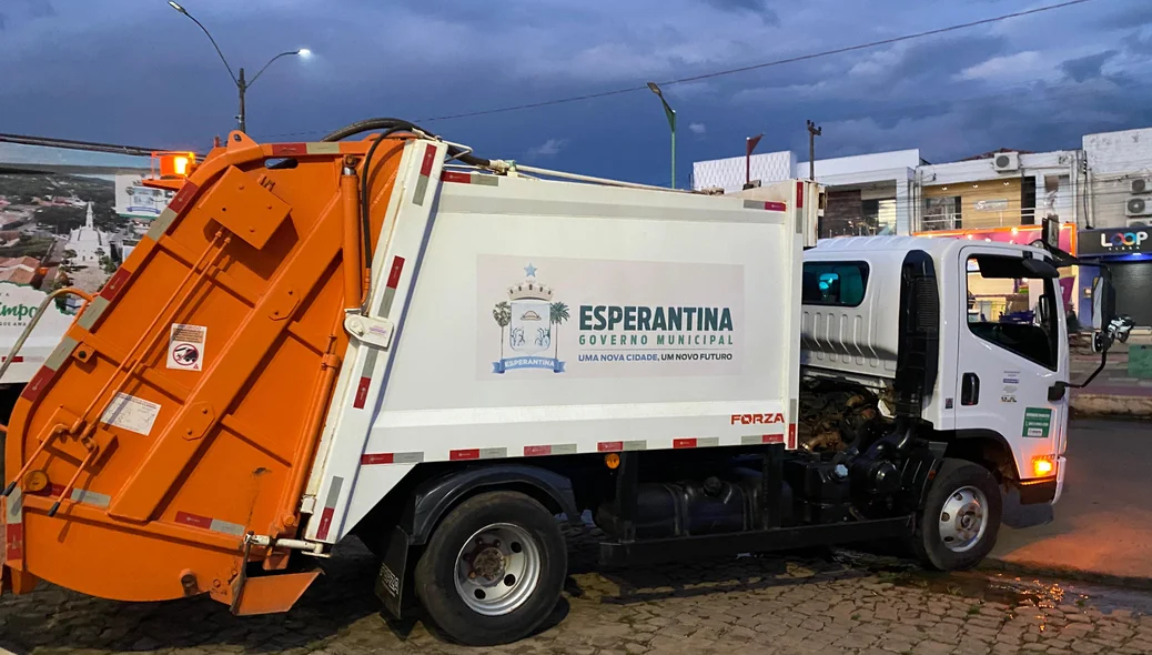 Caminhões de lixo de Esperantina