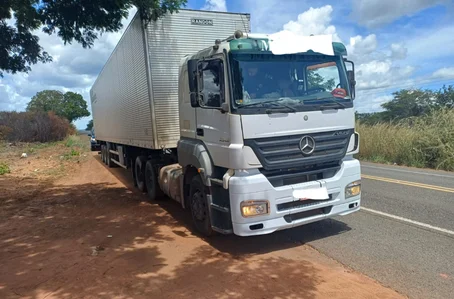 Caminhoneiro é preso por dirigir sob o efeito de drogas