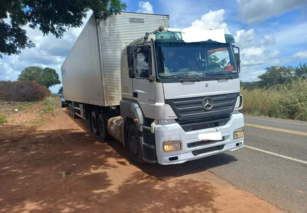 Caminhoneiro é preso por dirigir sob o efeito de drogas