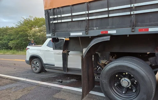 Caminhonete ficou presa sob a traseira de uma carreta