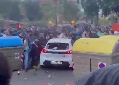 Carro atropela torcedores