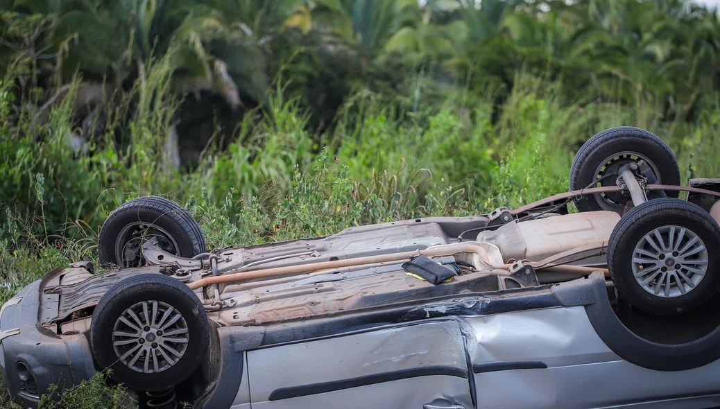 Carro capotou próximo à UFPI