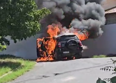 Carro incêndiado em Teresina