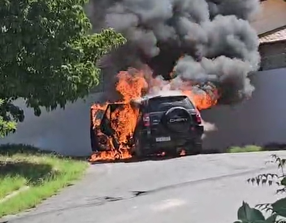 Carro incêndiado em Teresina