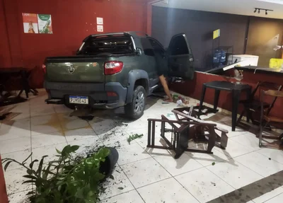 Carro invadiu loja de conveniência na zona sul de Teresina