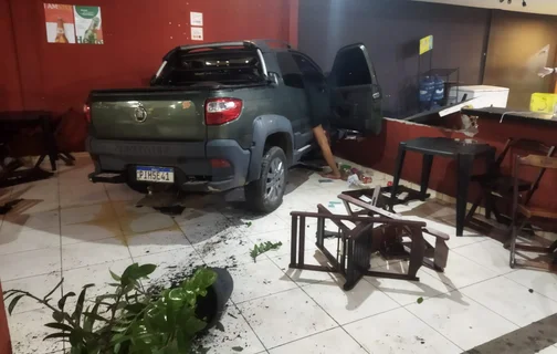 Carro invadiu loja de conveniência na zona sul de Teresina