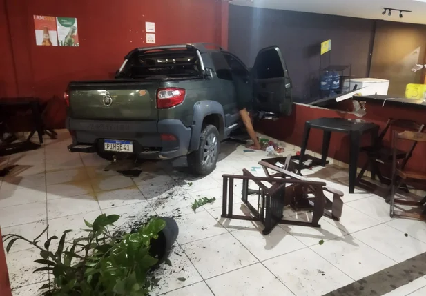 Carro invadiu loja de conveniência na zona sul de Teresina