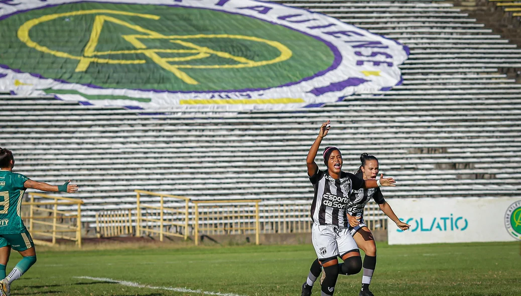 Ceará comemorando gol