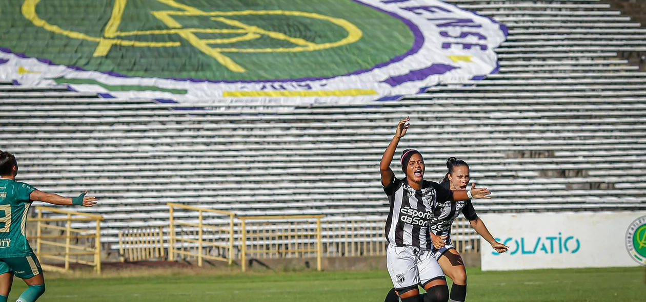 Ceará comemorando gol