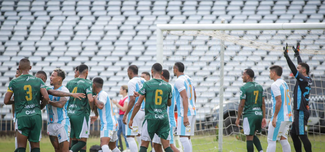 Cobrança de escanteio gera movimentação na pequena área