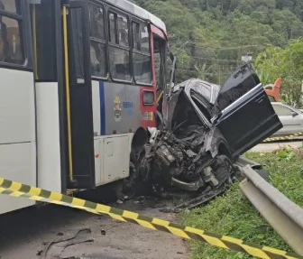 Colisão frontal entre Audi e ônibus deixa cinco feridos