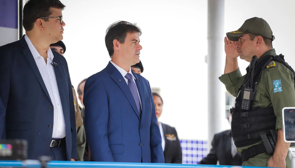 Comandante geral da PM-PI cumprimenta o governador em exercício, Severo Eulálio