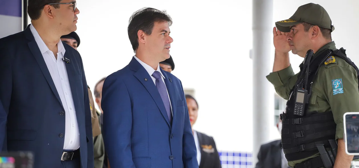 Comandante geral da PM-PI cumprimenta o governador em exercício, Severo Eulálio
