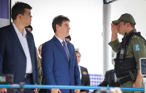 Comandante geral da PM-PI cumprimenta o governador em exercício, Severo Eulálio