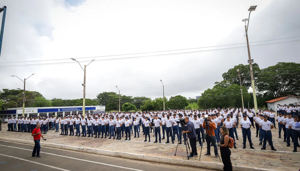Comandante geral da PM-PI cumprimenta o governador em exercício, Severo Eulálio