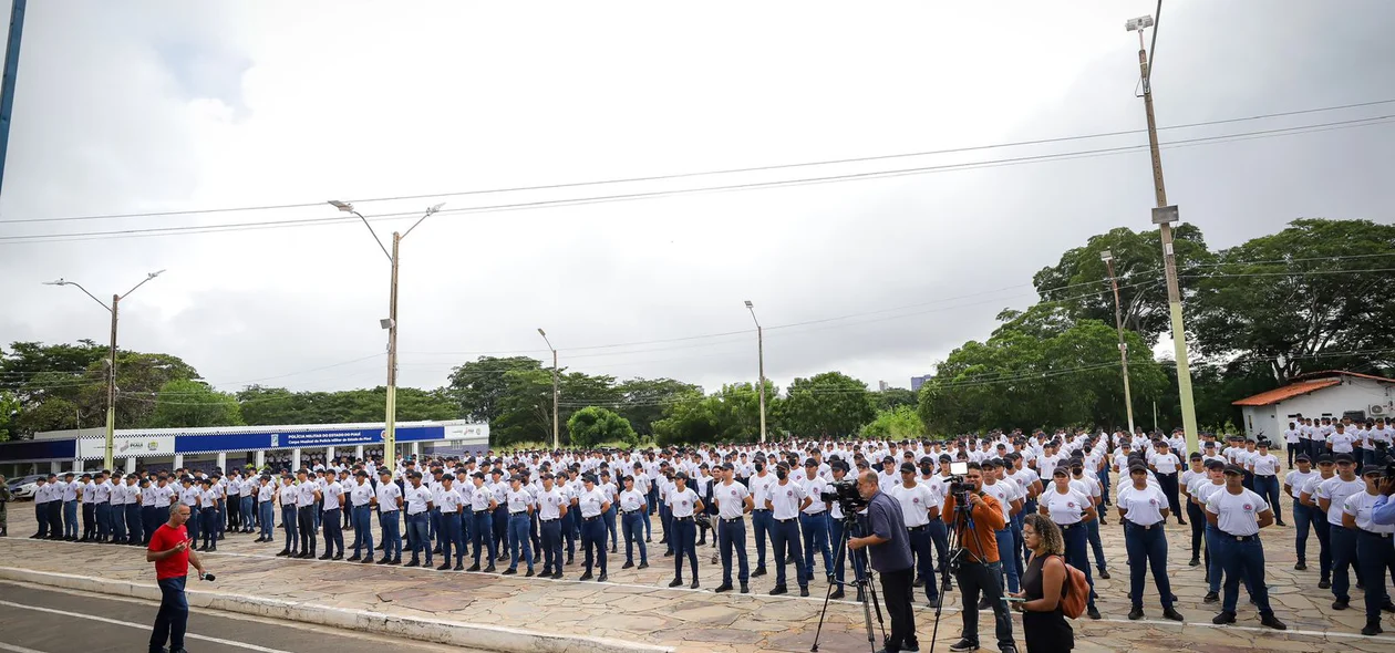 Comandante geral da PM-PI cumprimenta o governador em exercício, Severo Eulálio