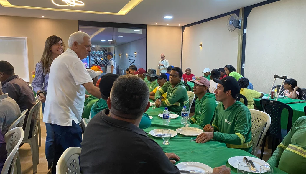 Confraternização com os garis