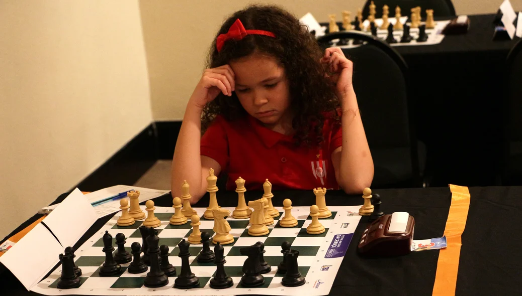 Criança jogando xadrez