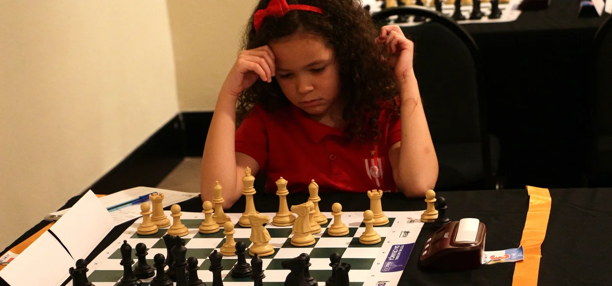 Criança jogando xadrez