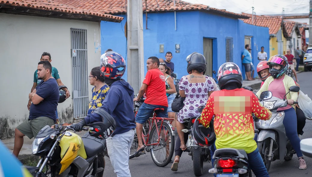 Curiosos se aglomeraram no local do crime