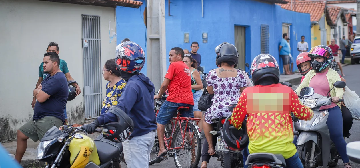 Curiosos se aglomeraram no local do crime