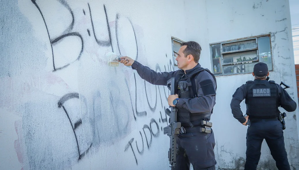 Delegado Charles Pessoa apaga pichações do Bonde dos 40 no Torquato Neto