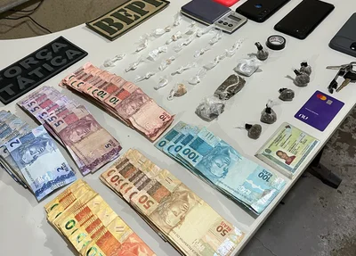 Dinheiro e drogas apreendidas em posse dos acusados