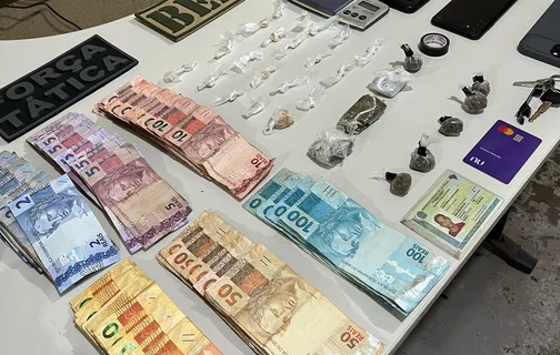 Dinheiro e drogas apreendidas em posse dos acusados