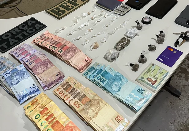 Dinheiro e drogas apreendidas em posse dos acusados